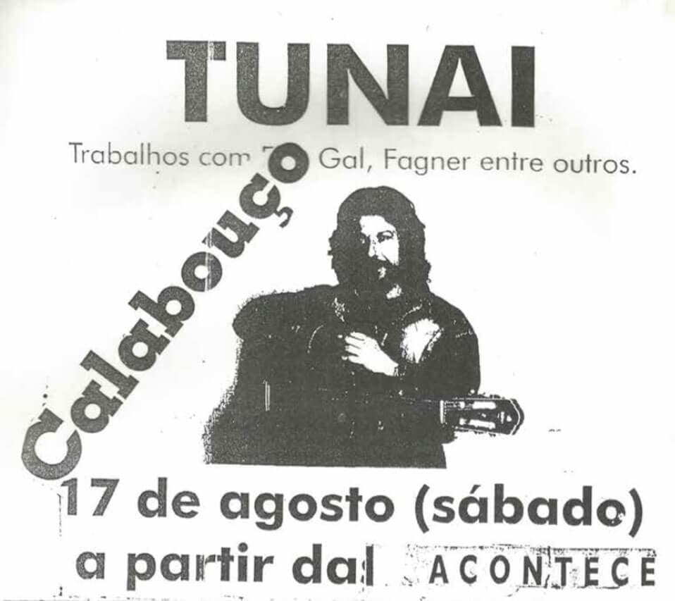 A imagem mostra um flyer digitalizado. O fundo do flyer é branco com escritos em preto. Em destaque, o nome “Tunai”, em letras maiúsculas. Em baixo, com pouco destaque, os dizeres: “trabalhos com Gal, Fagner entre outros. No lado esquerdo, o nome “ Calabouço”. No centro da imagem, a imagem de um homem com cabelos longos com um violão nas mãos. Na parte inferior, a data de 17 de agosto (sábado).